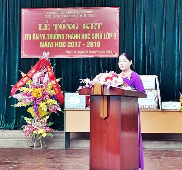 Cô giáo Bùi Thị Khen tại Lễ Tổng kết năm học trường THCS xã Hữu Lợi, huyện Yên Thuỷ